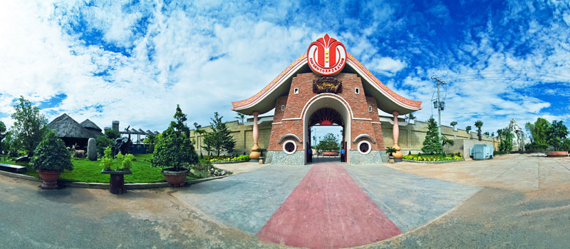 Cổng chính vào khu du lịch Vạn Hương Mai